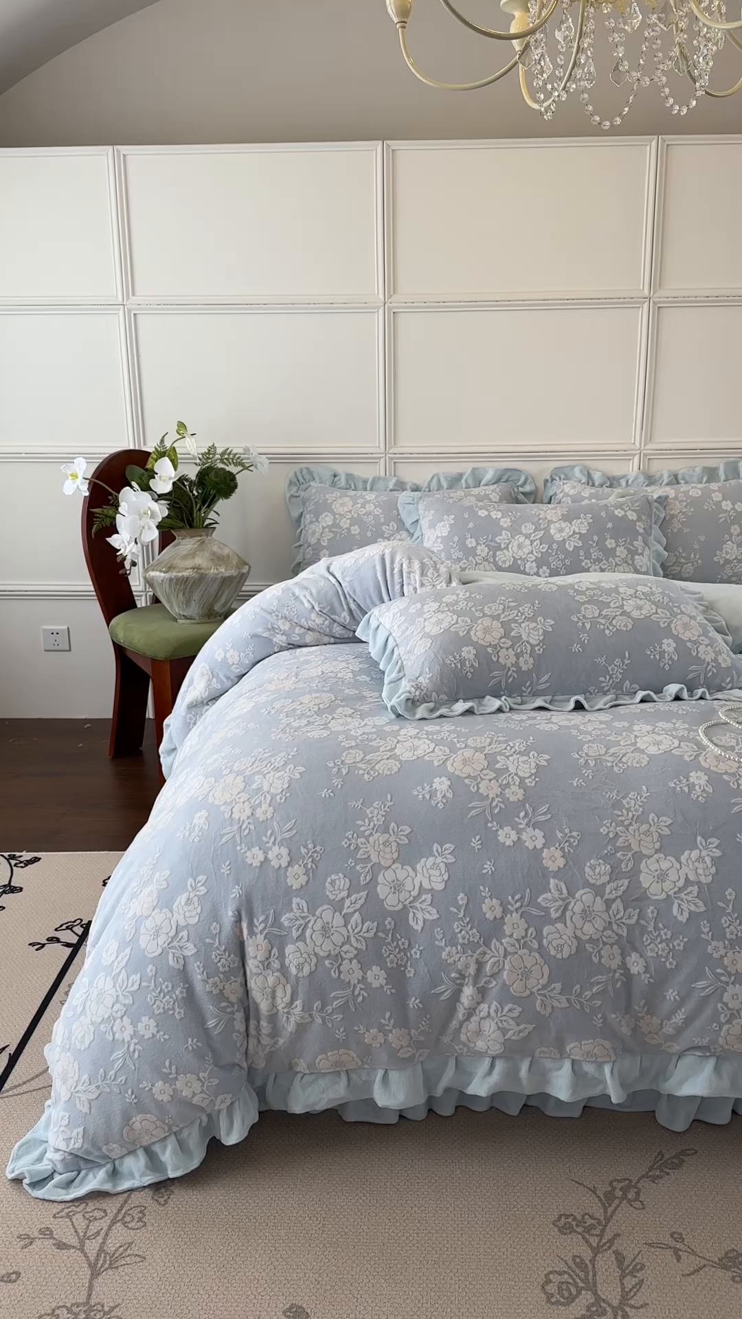 91家纺网 家纺一手货源 找家纺 野合家纺 2025新款法式A类雕花牛奶绒韩版公主风四件套床盖款床单款床笠款 花开花艳-蓝