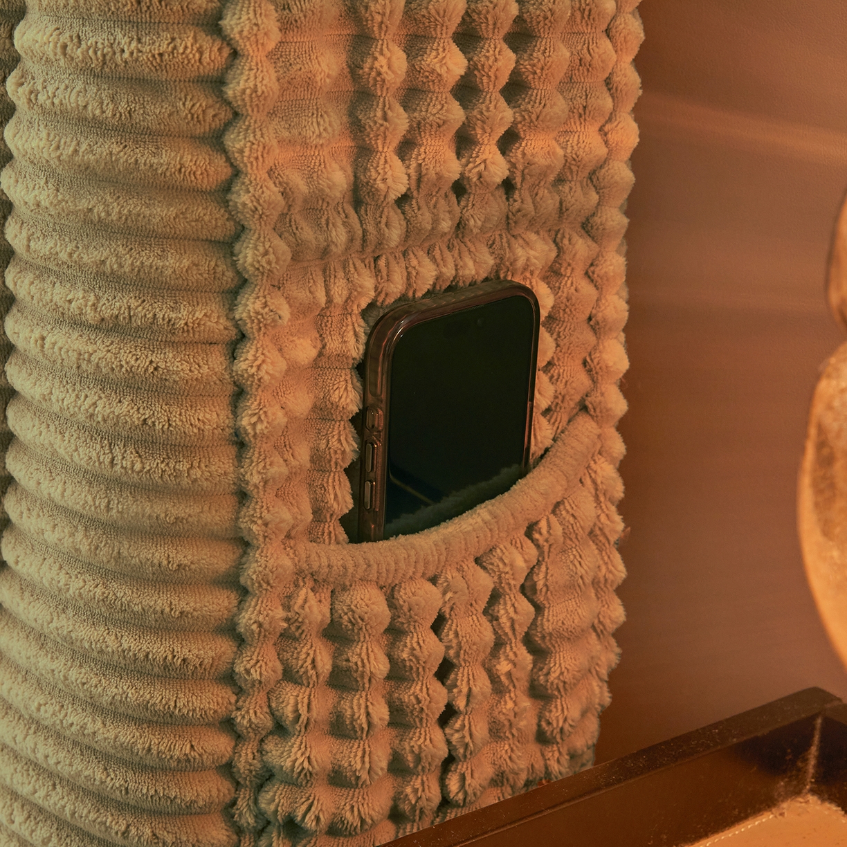 91家纺网 家纺一手货源 找家纺 情恒家纺 2025新款兔兔绒抽条加厚床头罩 咖啡棕