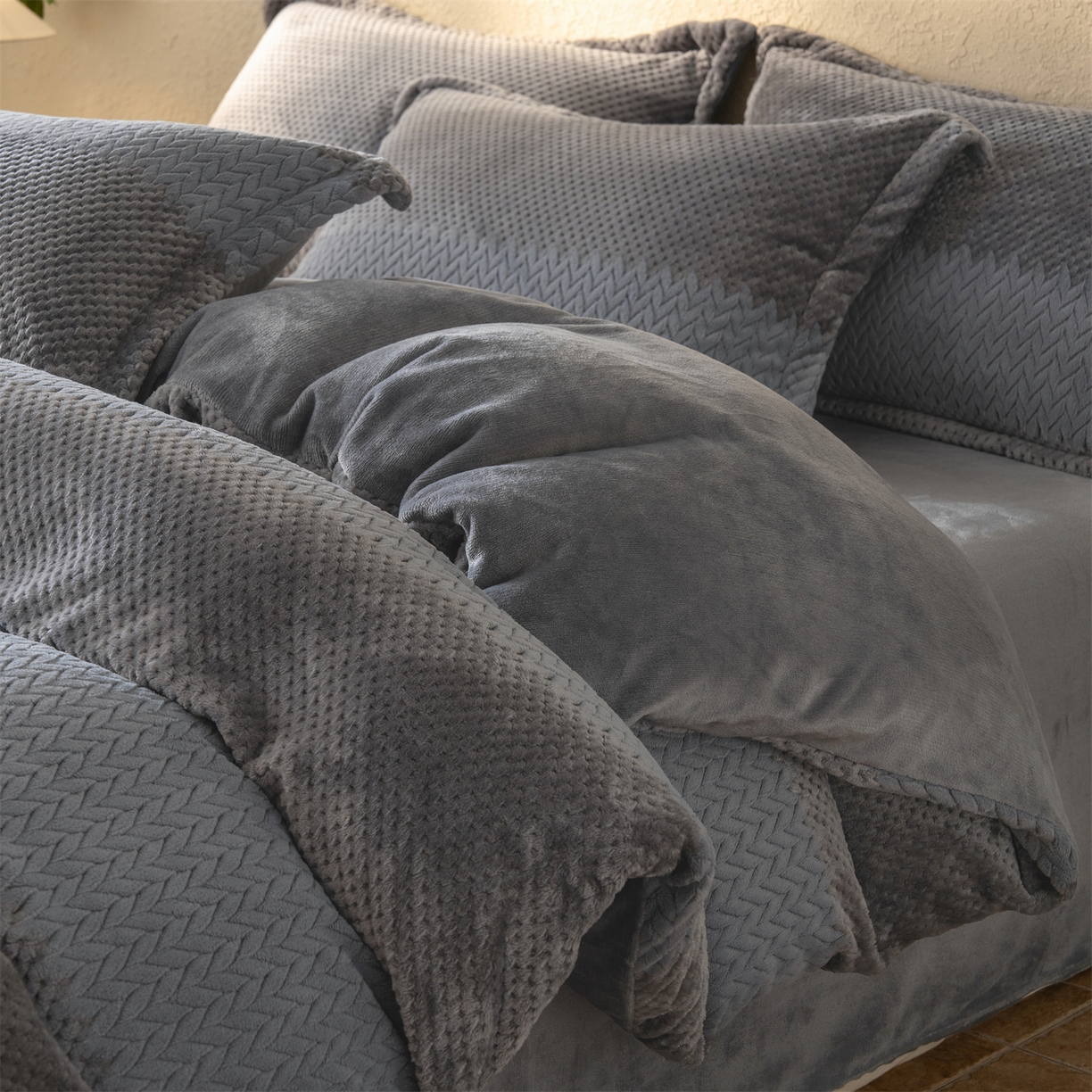 91家纺网 家纺一手货源 找家纺 （总）源舍家纺 2025新款色织拼色编织提花轻奢牛奶绒四件套（场景二）