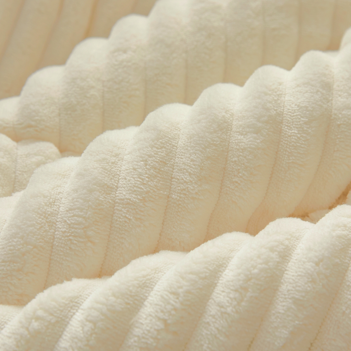 91家纺网 家纺一手货源 找家纺 情恒家纺 2025新款兔兔绒抽条加厚床头罩 奶油白