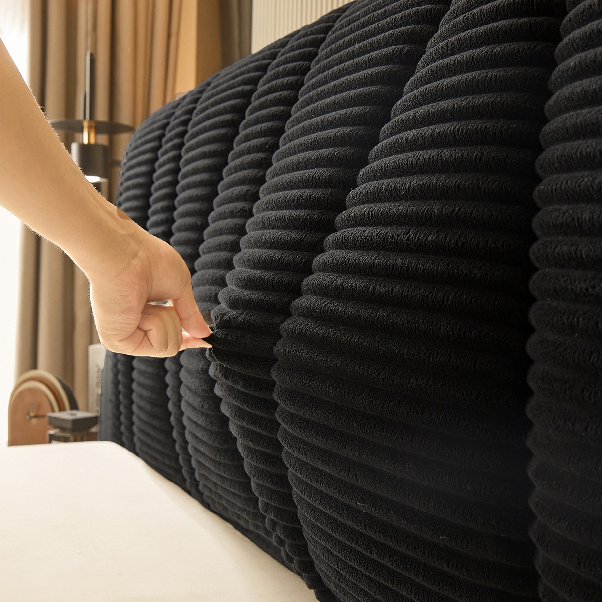 91家纺网 家纺一手货源 找家纺 情恒家纺 2025新款兔兔绒抽条加厚床头罩 星耀黑