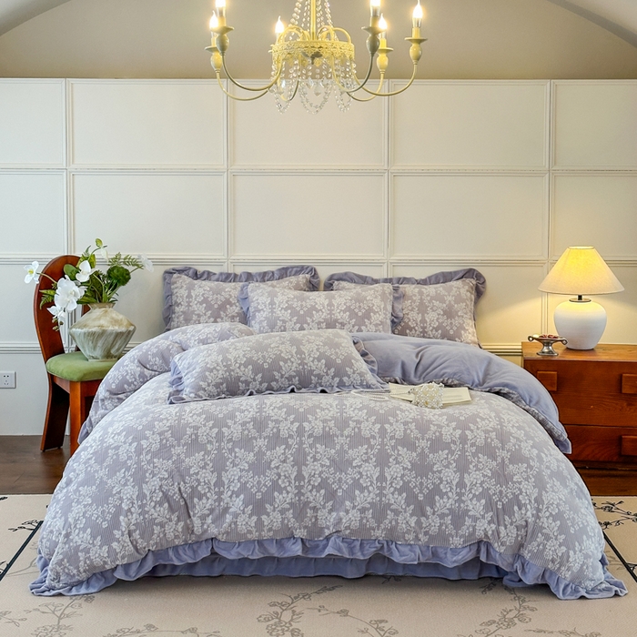 91家纺网 家纺一手货源 找家纺 野合家纺 2025新款法式A类雕花牛奶绒韩版公主风四件套床盖款床单款床笠款 花叶绵绵-灰紫