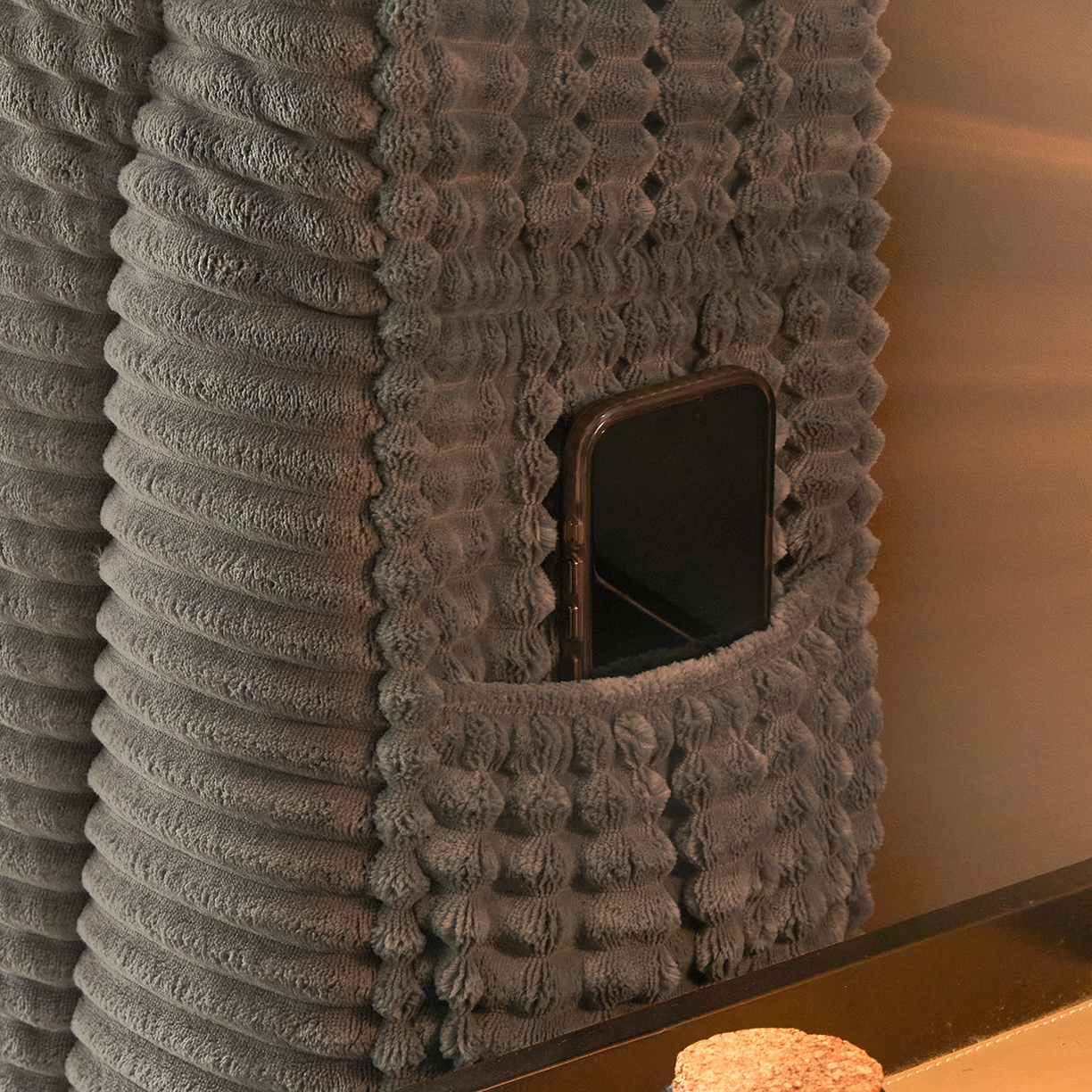 91家纺网 家纺一手货源 找家纺 情恒家纺 2025新款兔兔绒抽条加厚床头罩 月光灰