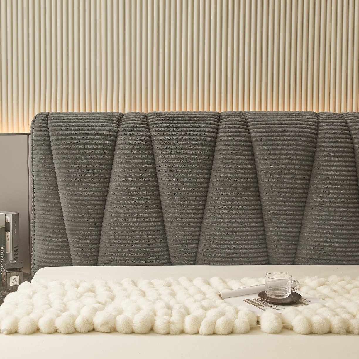 91家纺网 家纺一手货源 找家纺 情恒家纺 2025新款兔兔绒抽条加厚床头罩 月光灰