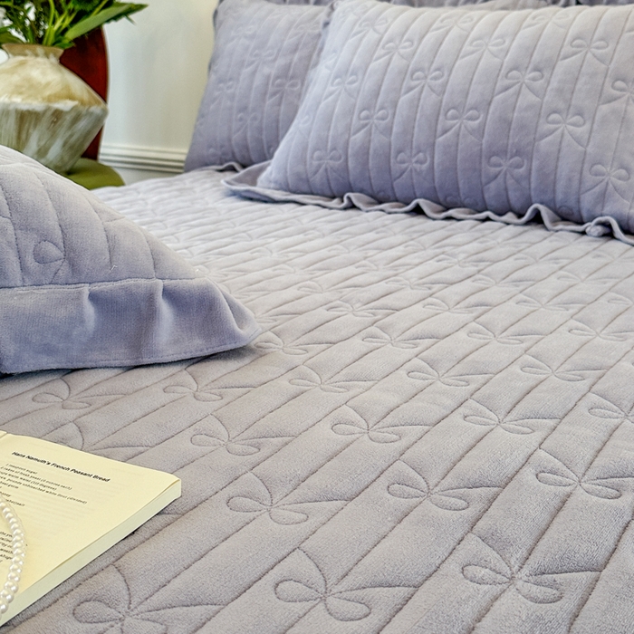 91家纺网 家纺一手货源 找家纺 野合家纺 2025新款法式A类雕花牛奶绒韩版公主风四件套床盖款床单款床笠款 花叶绵绵-灰紫