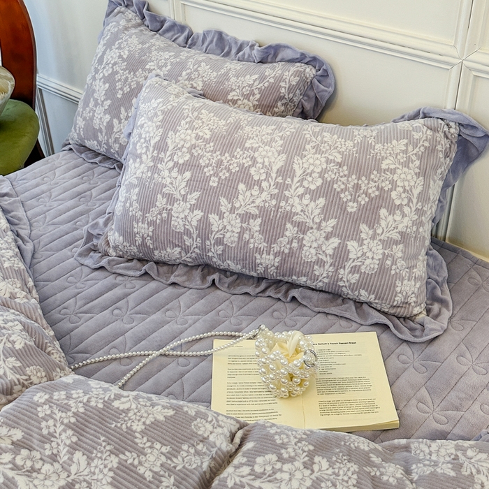 91家纺网 家纺一手货源 找家纺 野合家纺 2025新款法式A类雕花牛奶绒韩版公主风四件套床盖款床单款床笠款 花叶绵绵-灰紫