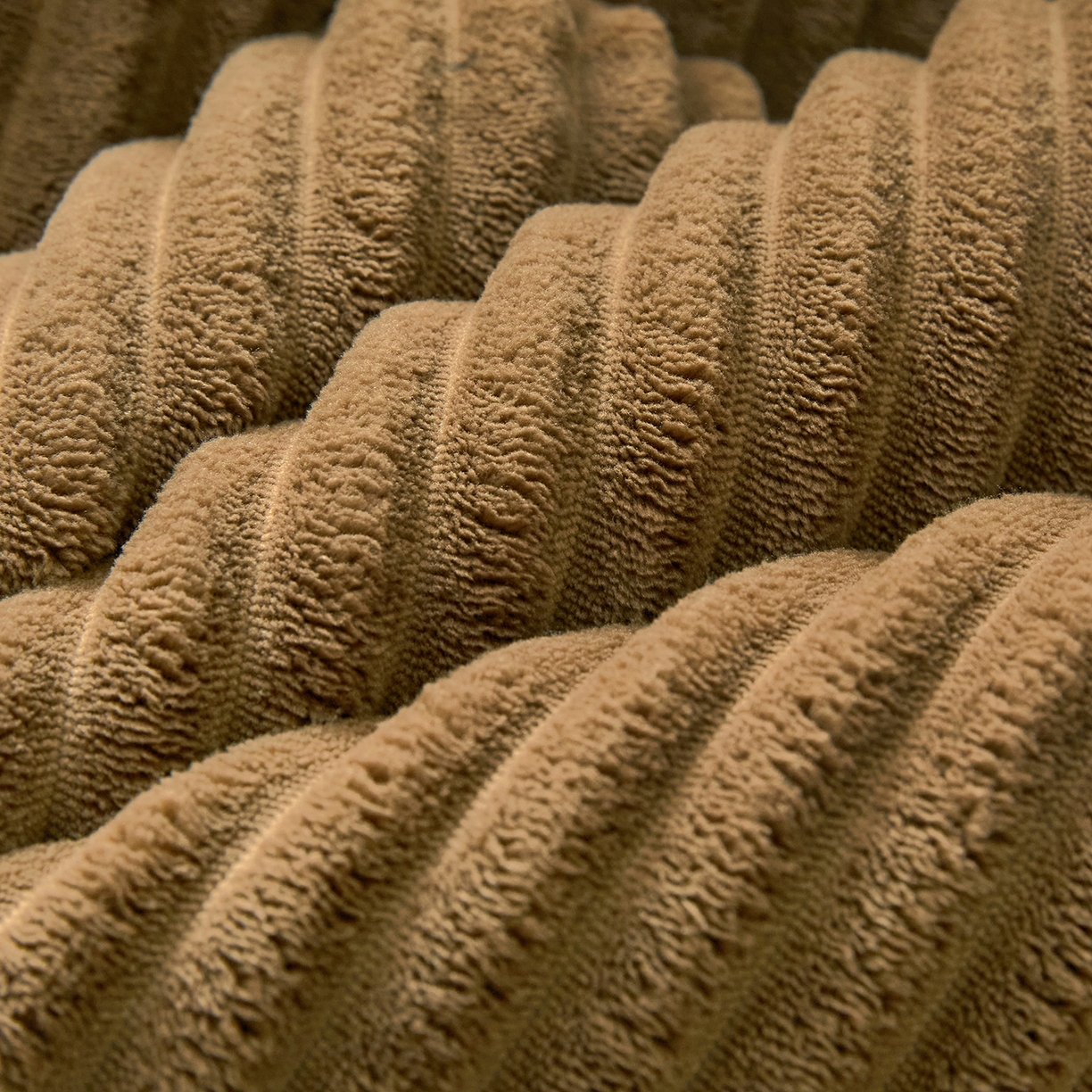 91家纺网 家纺一手货源 找家纺 情恒家纺 2025新款兔兔绒抽条加厚床头罩 咖啡棕