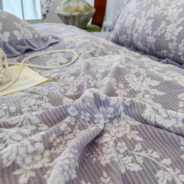 91家纺网 家纺一手货源 找家纺 野合家纺 2025新款法式A类雕花牛奶绒韩版公主风四件套床盖款床单款床笠款 花叶绵绵-灰紫