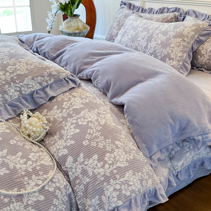 91家纺网 家纺一手货源 找家纺 野合家纺 2025新款法式A类雕花牛奶绒韩版公主风四件套床盖款床单款床笠款 花叶绵绵-灰紫