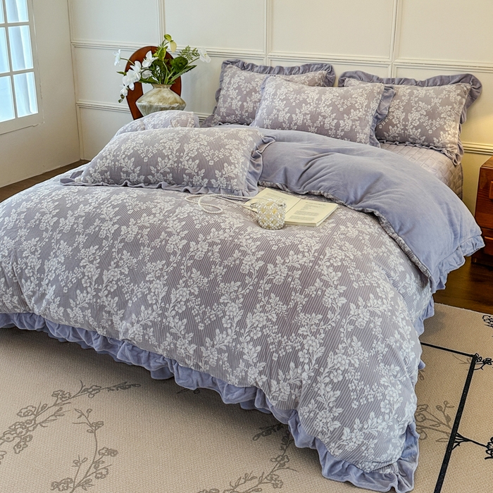 91家纺网 家纺一手货源 找家纺 野合家纺 2025新款法式A类雕花牛奶绒韩版公主风四件套床盖款床单款床笠款 花叶绵绵-灰紫