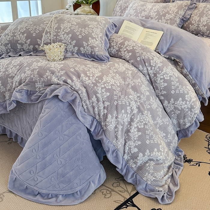 91家纺网 家纺一手货源 找家纺 野合家纺 2025新款法式A类雕花牛奶绒韩版公主风四件套床盖款床单款床笠款 花叶绵绵-灰紫