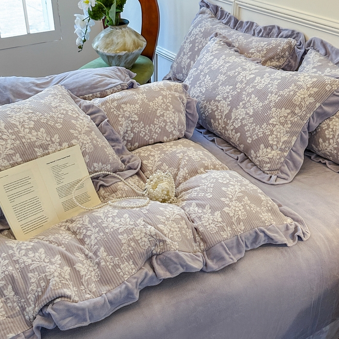 91家纺网 家纺一手货源 找家纺 野合家纺 2025新款法式A类雕花牛奶绒韩版公主风四件套床盖款床单款床笠款 花叶绵绵-灰紫