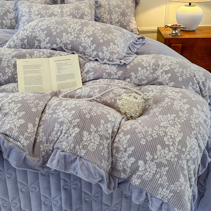 91家纺网 家纺一手货源 找家纺 野合家纺 2025新款法式A类雕花牛奶绒韩版公主风四件套床盖款床单款床笠款 花叶绵绵-灰紫