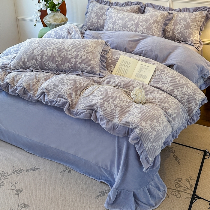 91家纺网 家纺一手货源 找家纺 野合家纺 2025新款法式A类雕花牛奶绒韩版公主风四件套床盖款床单款床笠款 花叶绵绵-灰紫