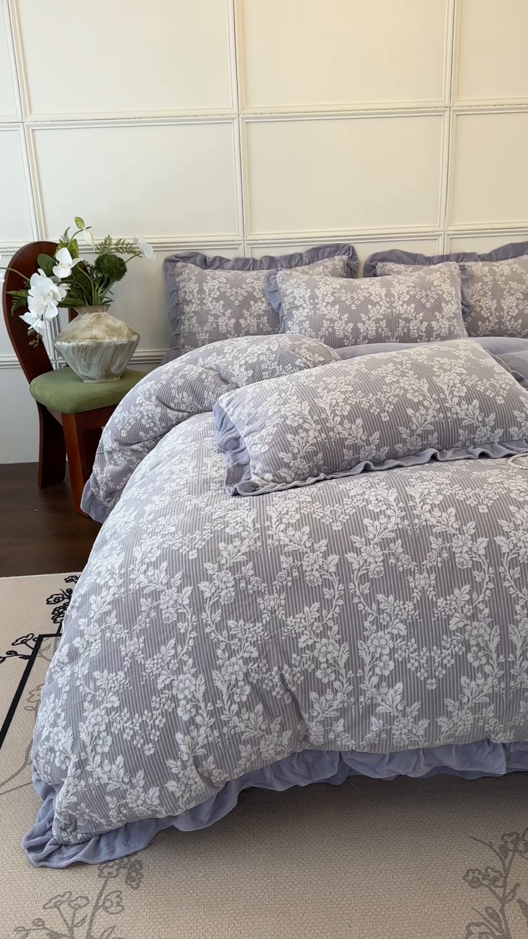 91家纺网 家纺一手货源 找家纺 野合家纺 2025新款法式A类雕花牛奶绒韩版公主风四件套床盖款床单款床笠款 花叶绵绵-灰紫