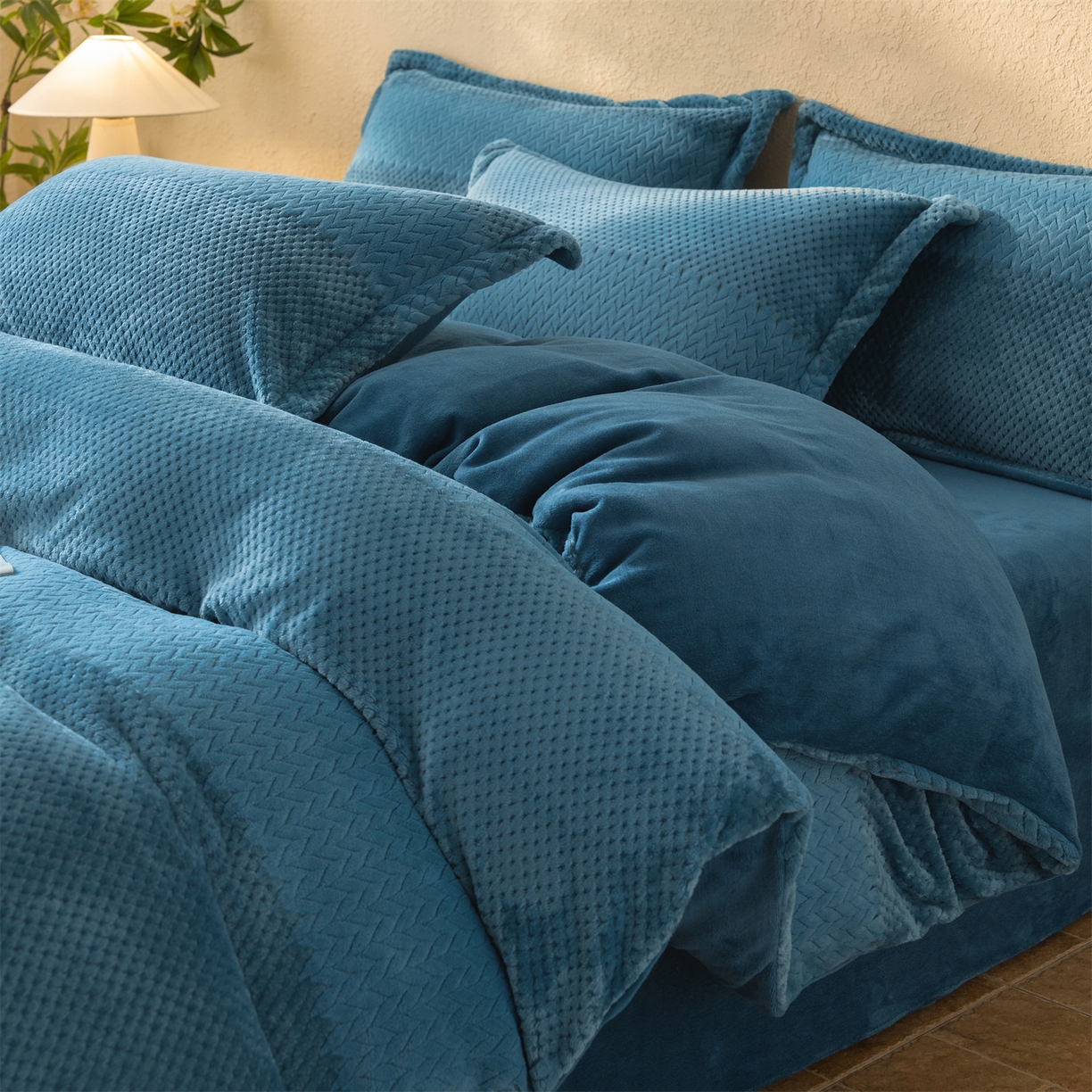 91家纺网 家纺一手货源 找家纺 （总）源舍家纺 2025新款色织拼色编织提花轻奢牛奶绒四件套（场景二）