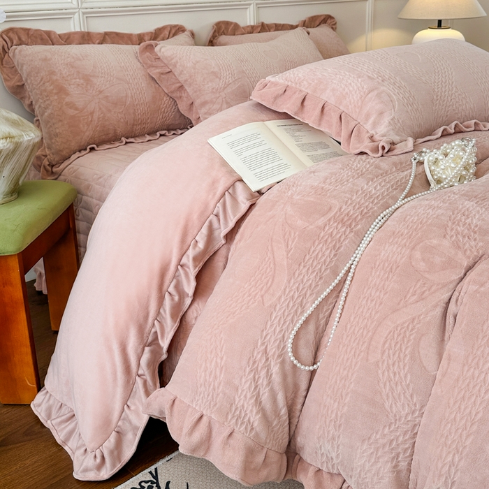 91家纺网 家纺一手货源 找家纺 野合家纺 2025新款法式A类雕花牛奶绒韩版公主风四件套床盖款床单款床笠款 麦芮-豆沙