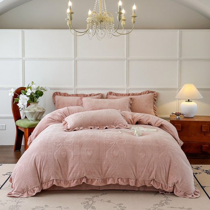 91家纺网 家纺一手货源 找家纺 野合家纺 2025新款法式A类雕花牛奶绒韩版公主风四件套床盖款床单款床笠款 麦芮-豆沙