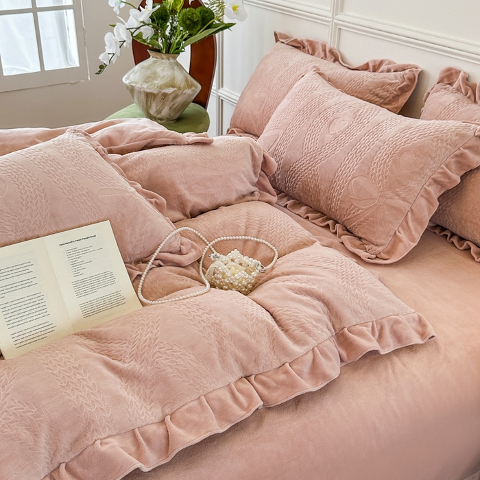 91家纺网 家纺一手货源 找家纺 野合家纺 2025新款法式A类雕花牛奶绒韩版公主风四件套床盖款床单款床笠款 麦芮-豆沙