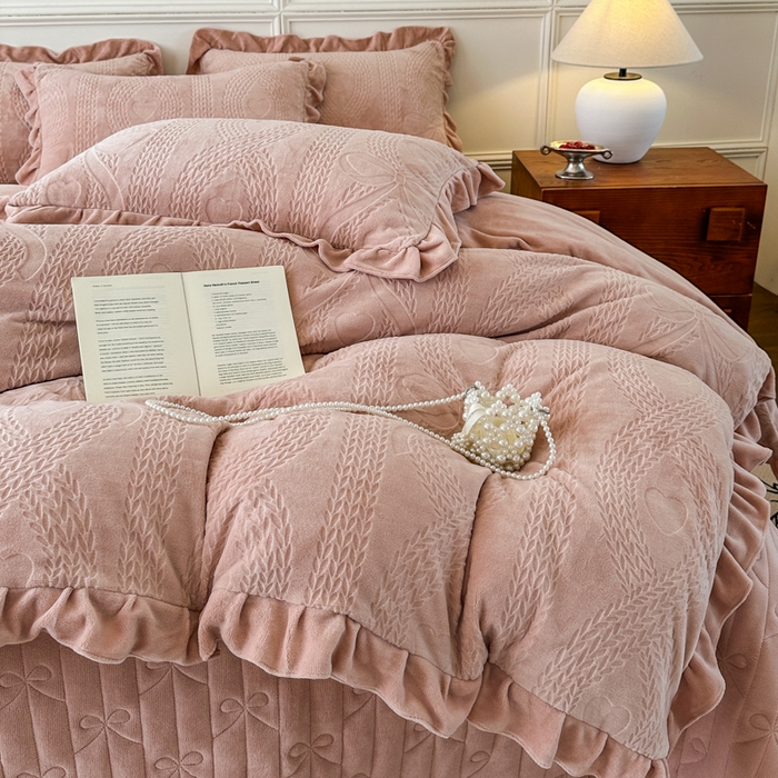 91家纺网 家纺一手货源 找家纺 野合家纺 2025新款法式A类雕花牛奶绒韩版公主风四件套床盖款床单款床笠款 麦芮-豆沙