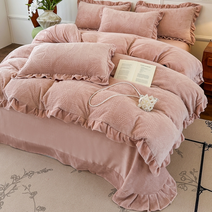 91家纺网 家纺一手货源 找家纺 野合家纺 2025新款法式A类雕花牛奶绒韩版公主风四件套床盖款床单款床笠款 麦芮-豆沙