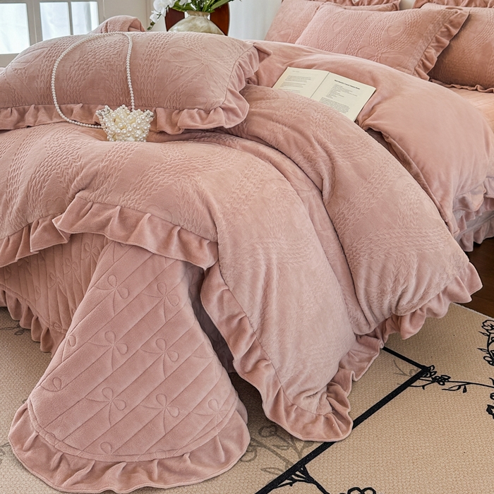 91家纺网 家纺一手货源 找家纺 野合家纺 2025新款法式A类雕花牛奶绒韩版公主风四件套床盖款床单款床笠款 麦芮-豆沙