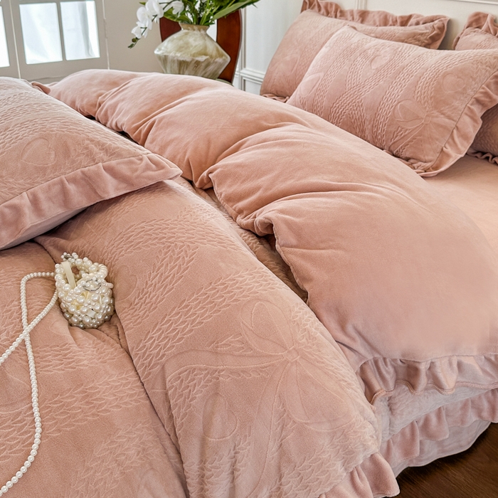91家纺网 家纺一手货源 找家纺 野合家纺 2025新款法式A类雕花牛奶绒韩版公主风四件套床盖款床单款床笠款 麦芮-豆沙