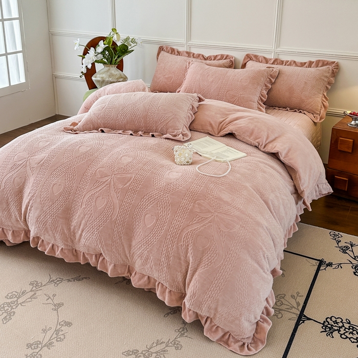 91家纺网 家纺一手货源 找家纺 野合家纺 2025新款法式A类雕花牛奶绒韩版公主风四件套床盖款床单款床笠款 麦芮-豆沙