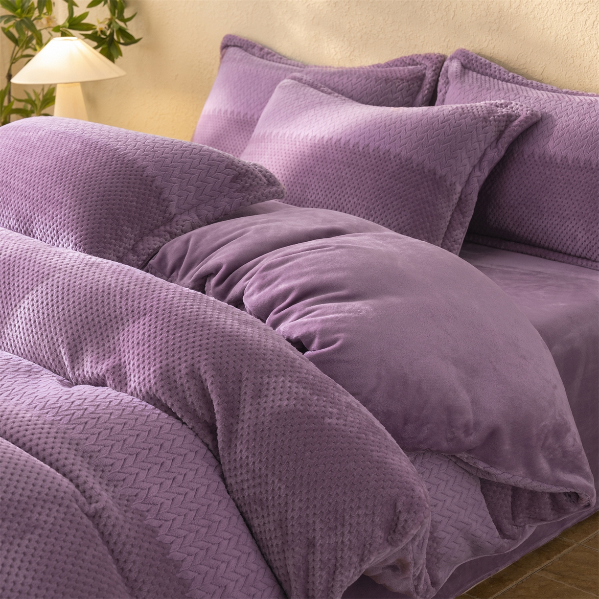 91家纺网 家纺一手货源 找家纺 （总）源舍家纺 2025新款色织拼色编织提花轻奢牛奶绒四件套（场景二）