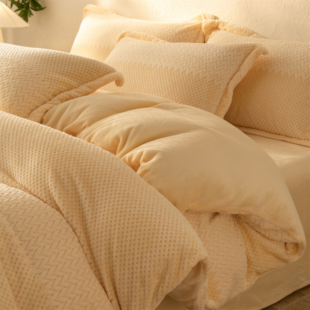 源舍家纺 2025新款色织拼色编织提花轻奢牛奶绒四件套（场景二） 织锦-暖阳