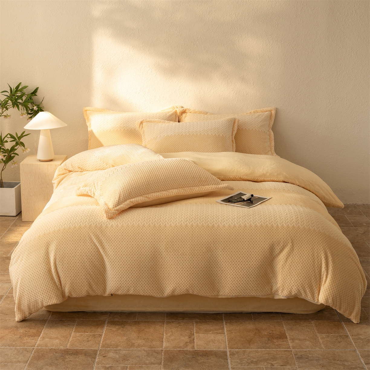 91家纺网 家纺一手货源 找家纺 源舍家纺 2025新款色织拼色编织提花轻奢牛奶绒四件套（场景二） 织锦-暖阳