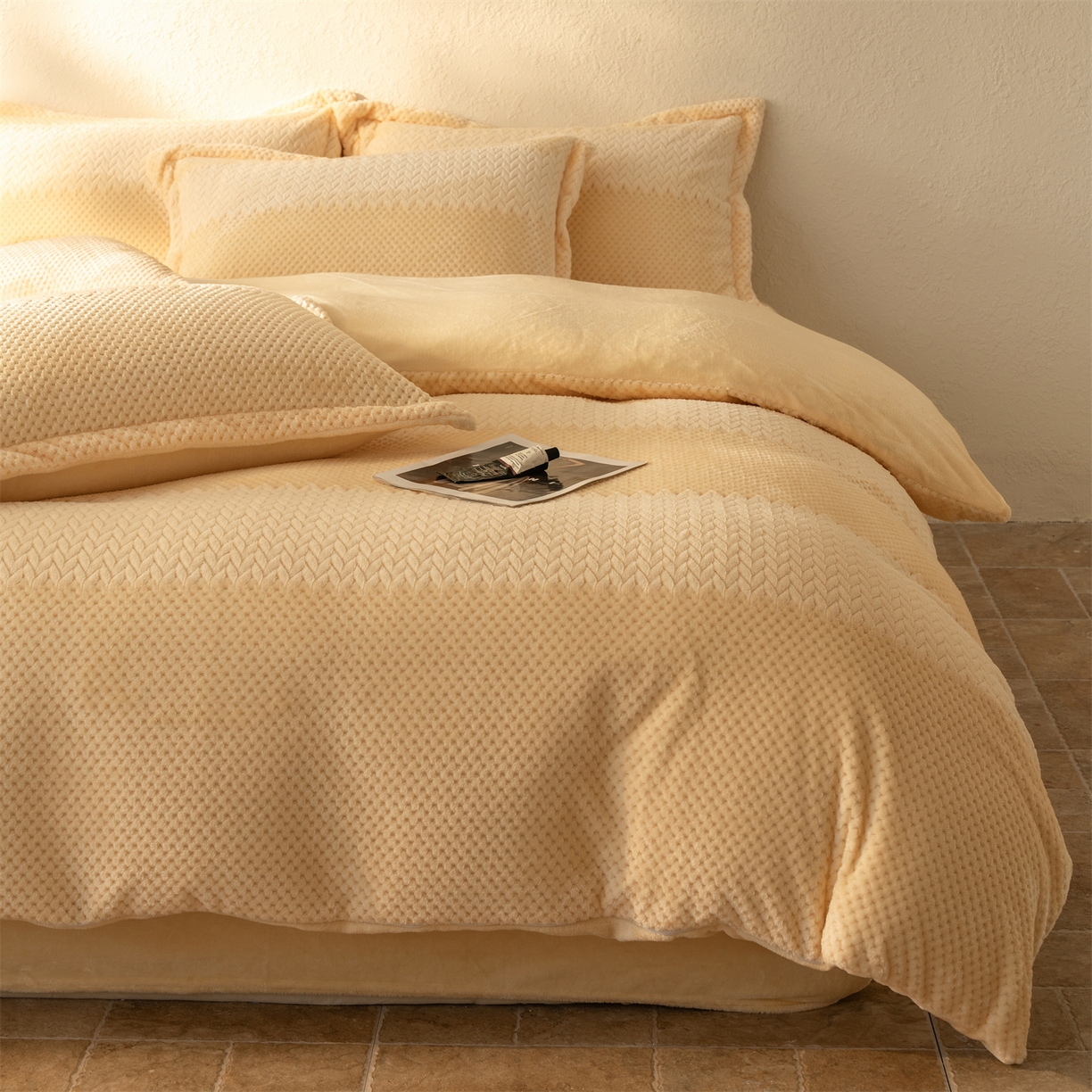 91家纺网 家纺一手货源 找家纺 源舍家纺 2025新款色织拼色编织提花轻奢牛奶绒四件套（场景二） 织锦-暖阳