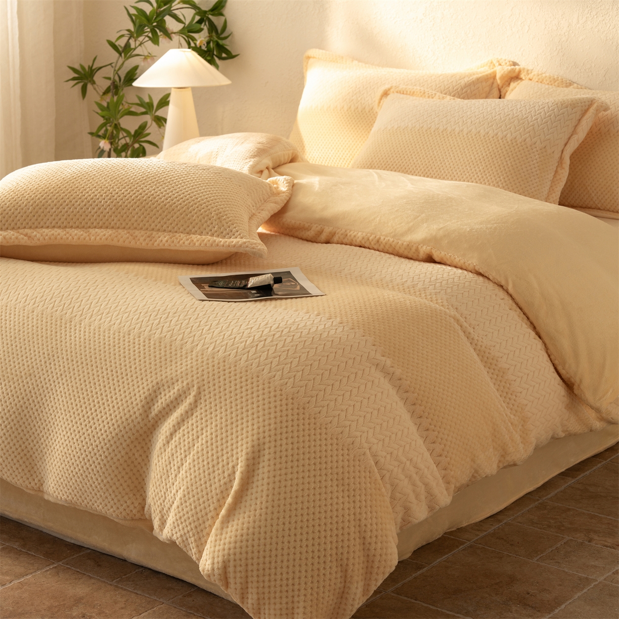 91家纺网 家纺一手货源 找家纺 源舍家纺 2025新款色织拼色编织提花轻奢牛奶绒四件套（场景二） 织锦-暖阳