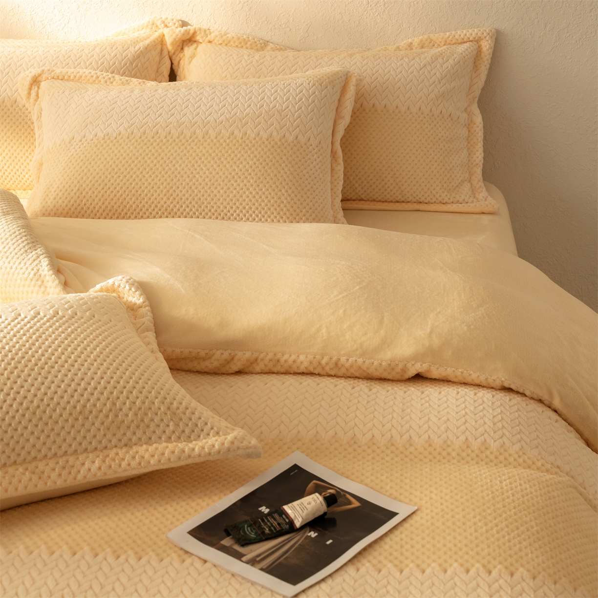 91家纺网 家纺一手货源 找家纺 源舍家纺 2025新款色织拼色编织提花轻奢牛奶绒四件套（场景二） 织锦-暖阳