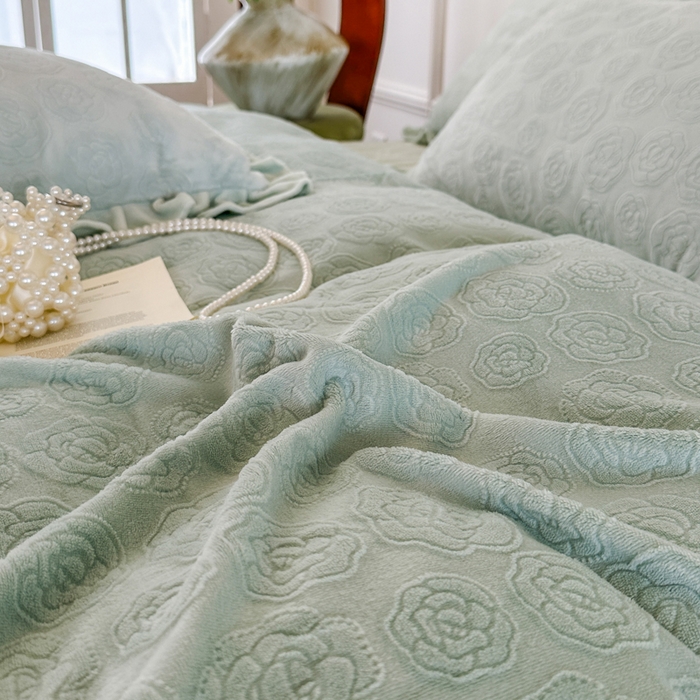 91家纺网 家纺一手货源 找家纺 野合家纺 2025新款法式A类雕花牛奶绒韩版公主风四件套床盖款床单款床笠款 山茶花-马利兰