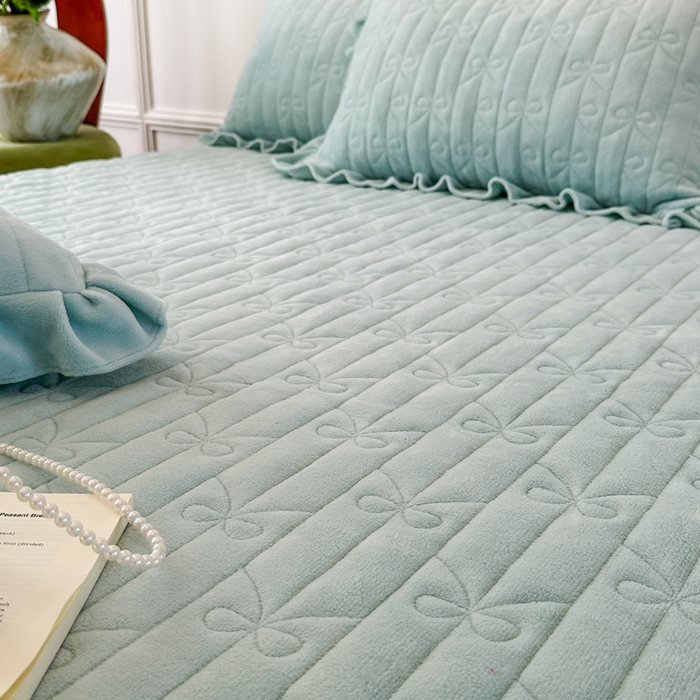 91家纺网 家纺一手货源 找家纺 野合家纺 2025新款法式A类雕花牛奶绒韩版公主风四件套床盖款床单款床笠款 山茶花-马利兰