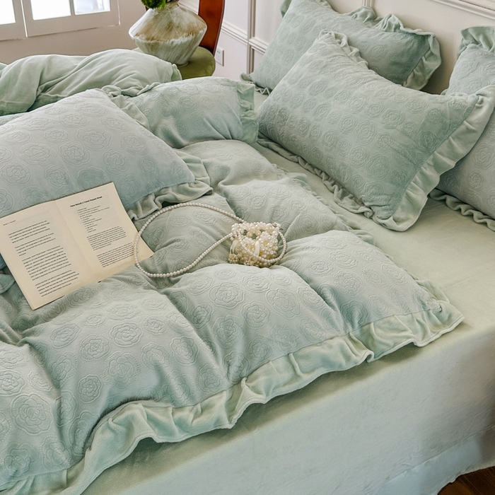 91家纺网 家纺一手货源 找家纺 野合家纺 2025新款法式A类雕花牛奶绒韩版公主风四件套床盖款床单款床笠款 山茶花-马利兰