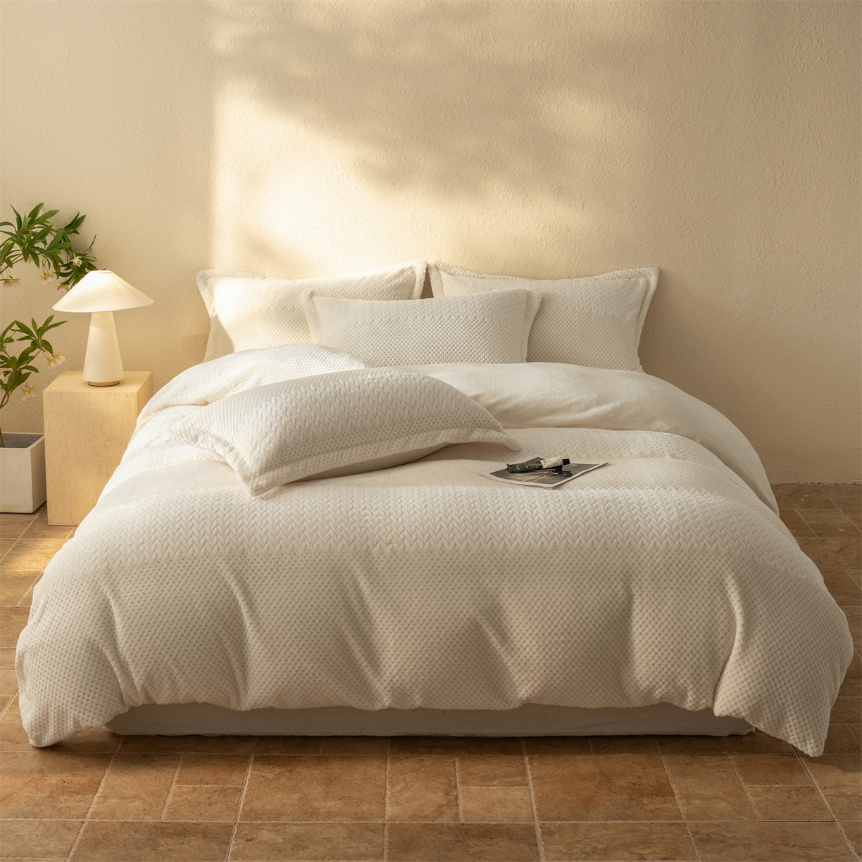 91家纺网 家纺一手货源 找家纺 源舍家纺 2025新款色织拼色编织提花轻奢牛奶绒四件套（场景二） 织锦-白露