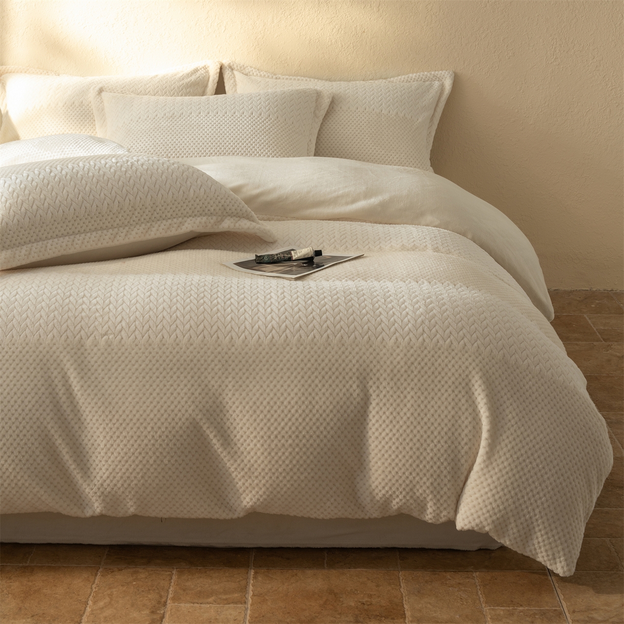 91家纺网 家纺一手货源 找家纺 源舍家纺 2025新款色织拼色编织提花轻奢牛奶绒四件套（场景二） 织锦-白露