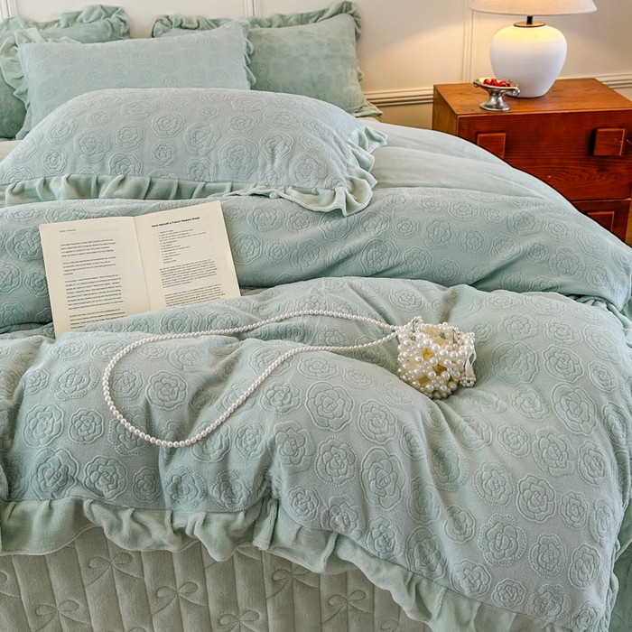 91家纺网 家纺一手货源 找家纺 野合家纺 2025新款法式A类雕花牛奶绒韩版公主风四件套床盖款床单款床笠款 山茶花-马利兰