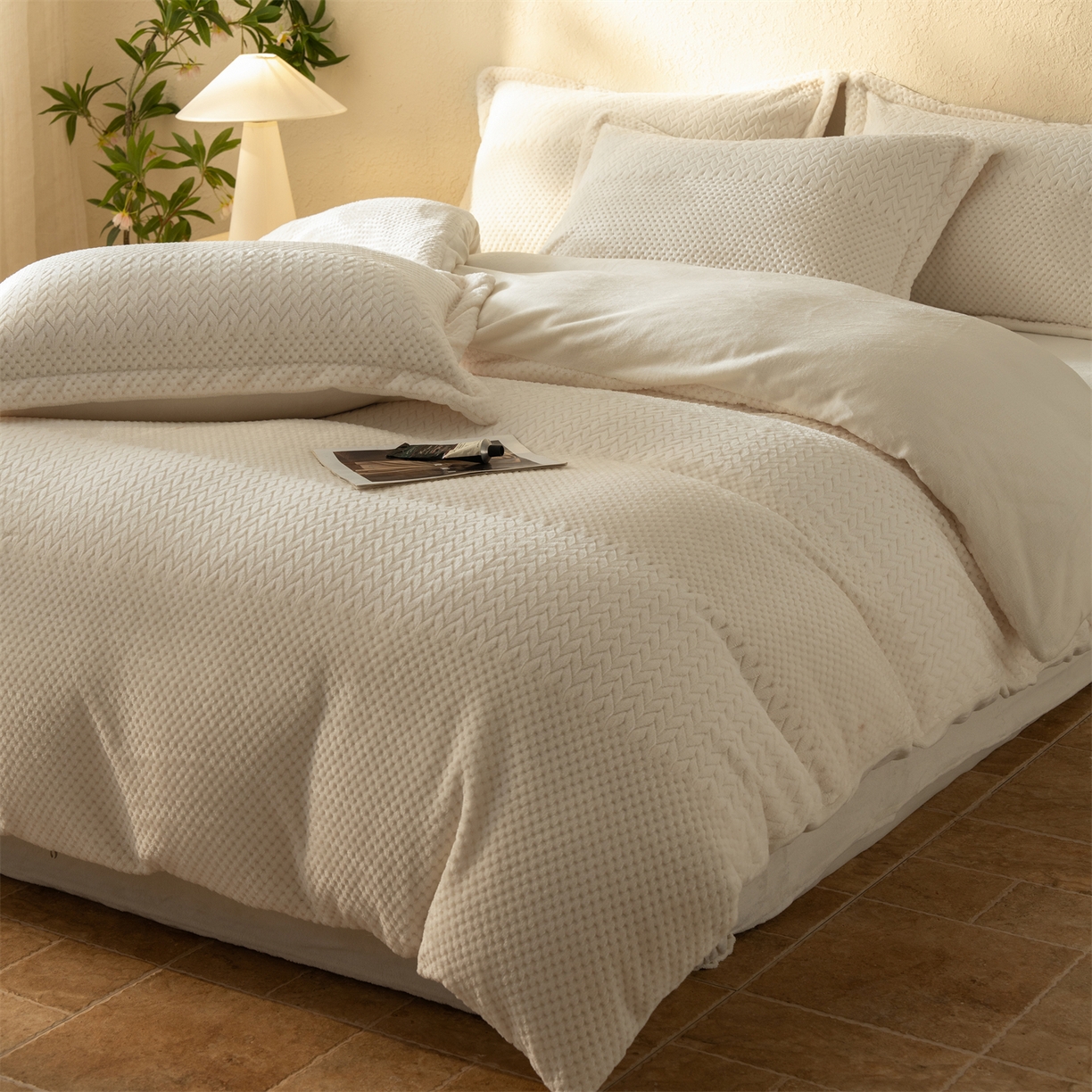 91家纺网 家纺一手货源 找家纺 源舍家纺 2025新款色织拼色编织提花轻奢牛奶绒四件套（场景二） 织锦-白露