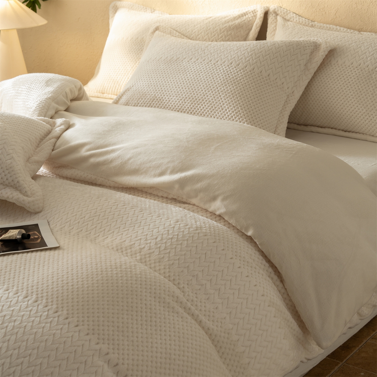 91家纺网 家纺一手货源 找家纺 源舍家纺 2025新款色织拼色编织提花轻奢牛奶绒四件套（场景二） 织锦-白露