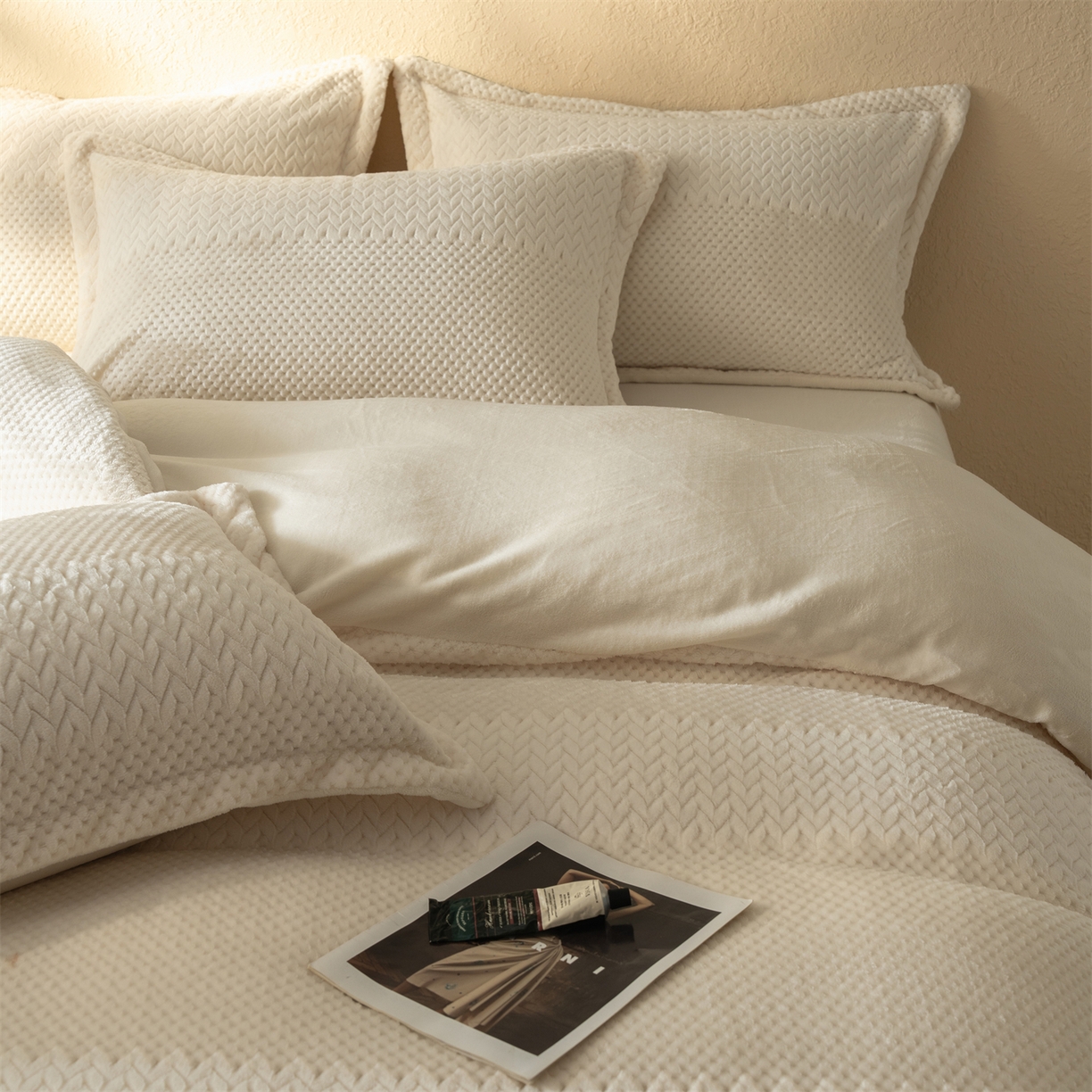 91家纺网 家纺一手货源 找家纺 源舍家纺 2025新款色织拼色编织提花轻奢牛奶绒四件套（场景二） 织锦-白露