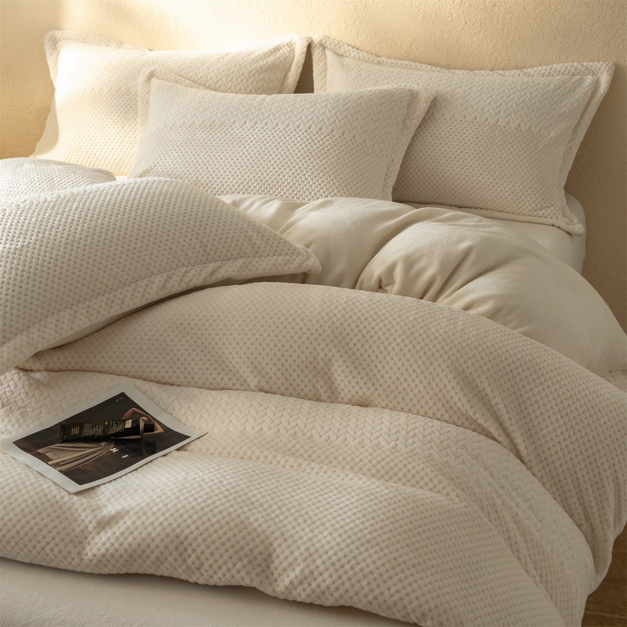 91家纺网 家纺一手货源 找家纺 源舍家纺 2025新款色织拼色编织提花轻奢牛奶绒四件套（场景二） 织锦-白露