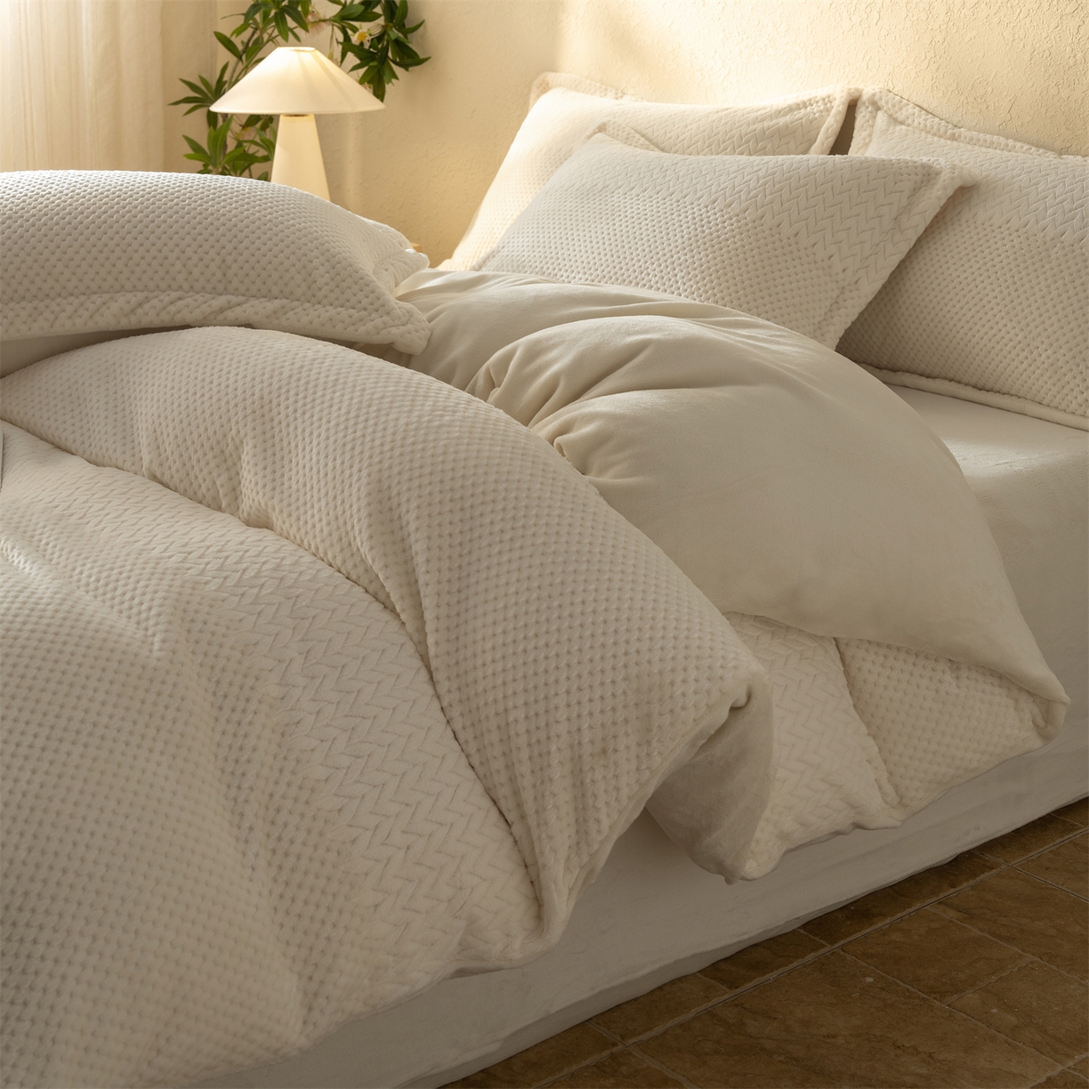 91家纺网 家纺一手货源 找家纺 源舍家纺 2025新款色织拼色编织提花轻奢牛奶绒四件套（场景二） 织锦-白露