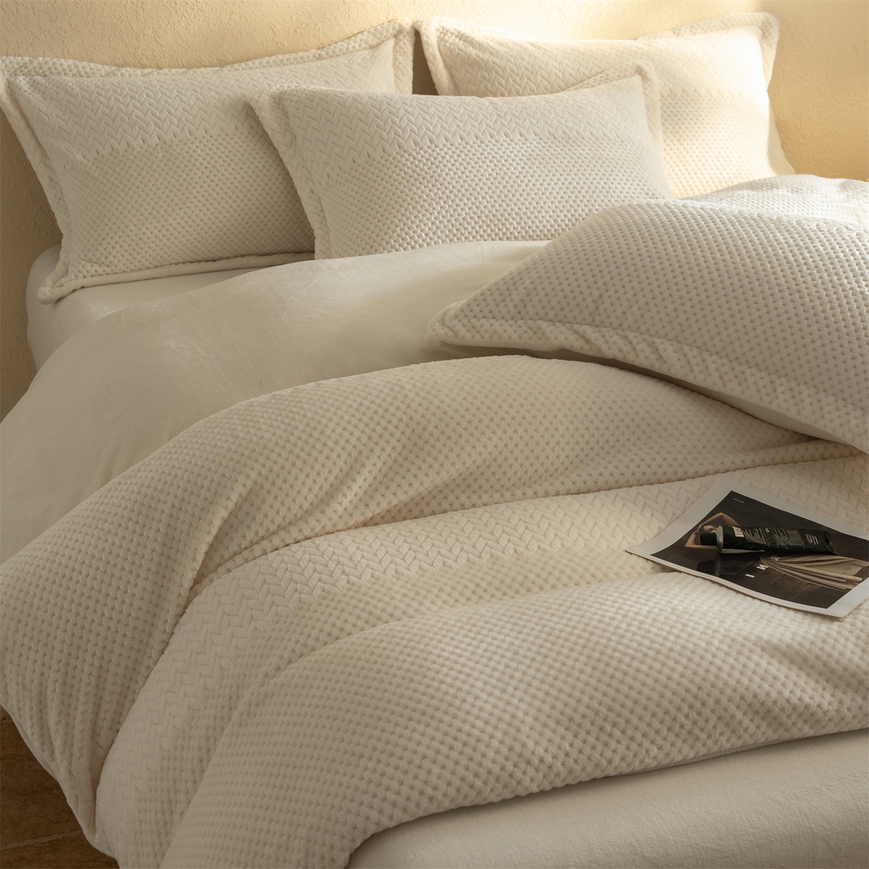 91家纺网 家纺一手货源 找家纺 源舍家纺 2025新款色织拼色编织提花轻奢牛奶绒四件套（场景二） 织锦-白露