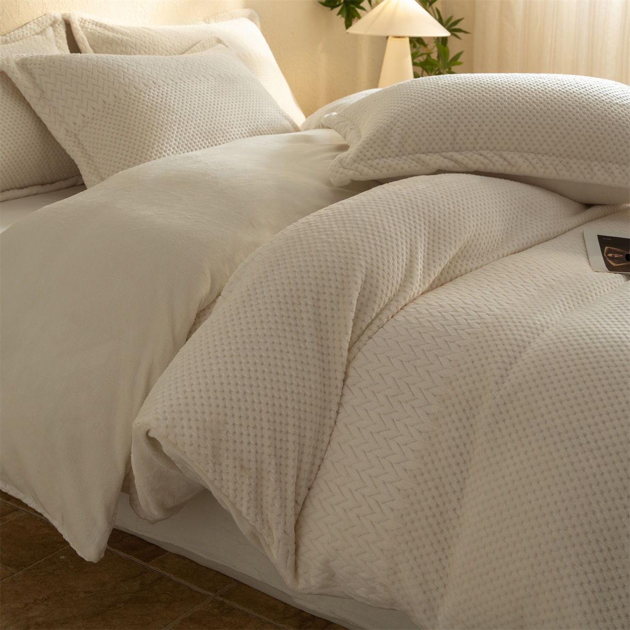 91家纺网 家纺一手货源 找家纺 源舍家纺 2025新款色织拼色编织提花轻奢牛奶绒四件套（场景二） 织锦-白露