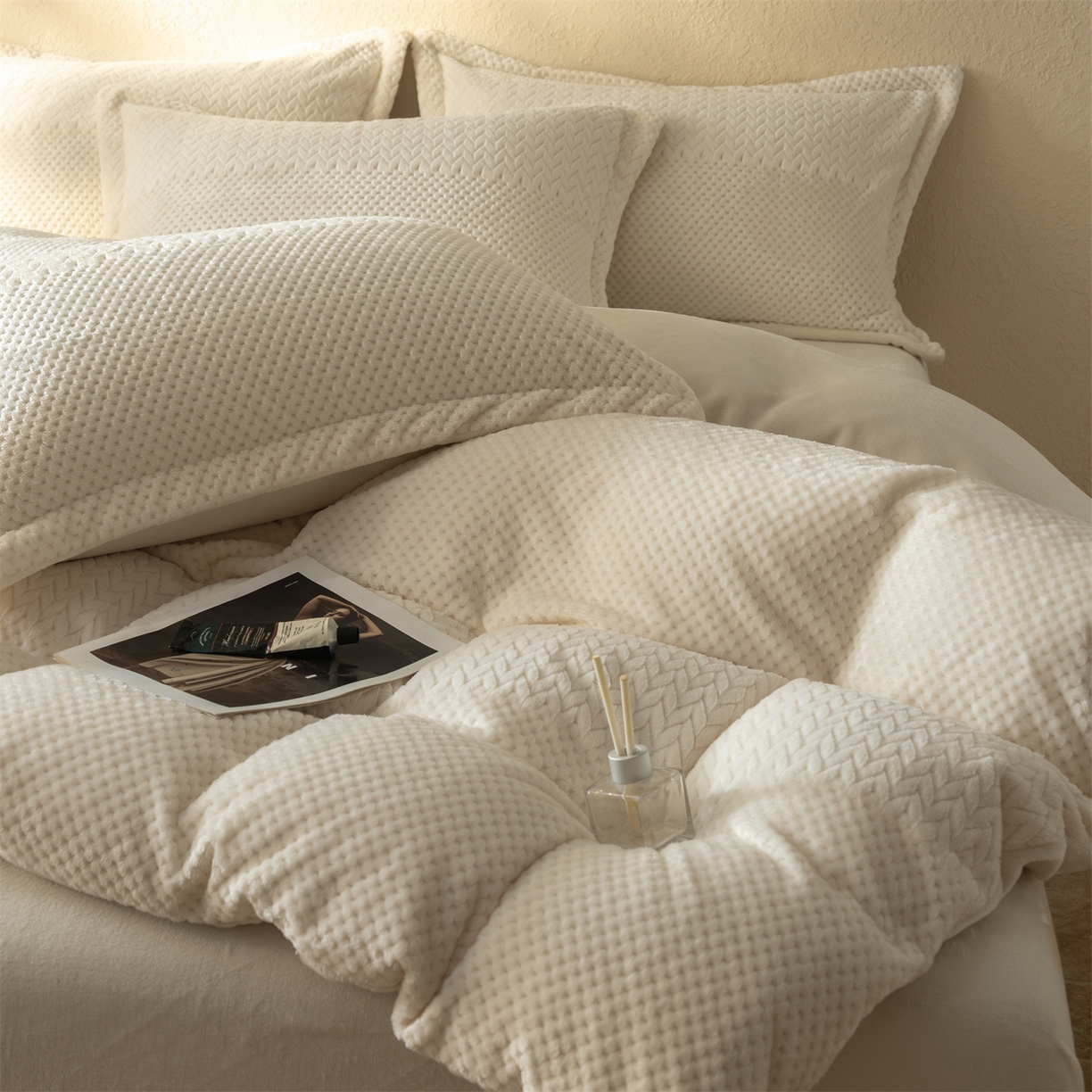 91家纺网 家纺一手货源 找家纺 源舍家纺 2025新款色织拼色编织提花轻奢牛奶绒四件套（场景二） 织锦-白露