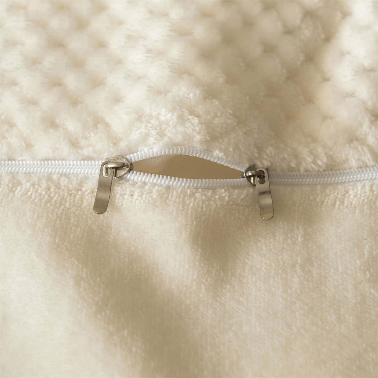 91家纺网 家纺一手货源 找家纺 源舍家纺 2025新款色织拼色编织提花轻奢牛奶绒四件套（场景二） 织锦-白露