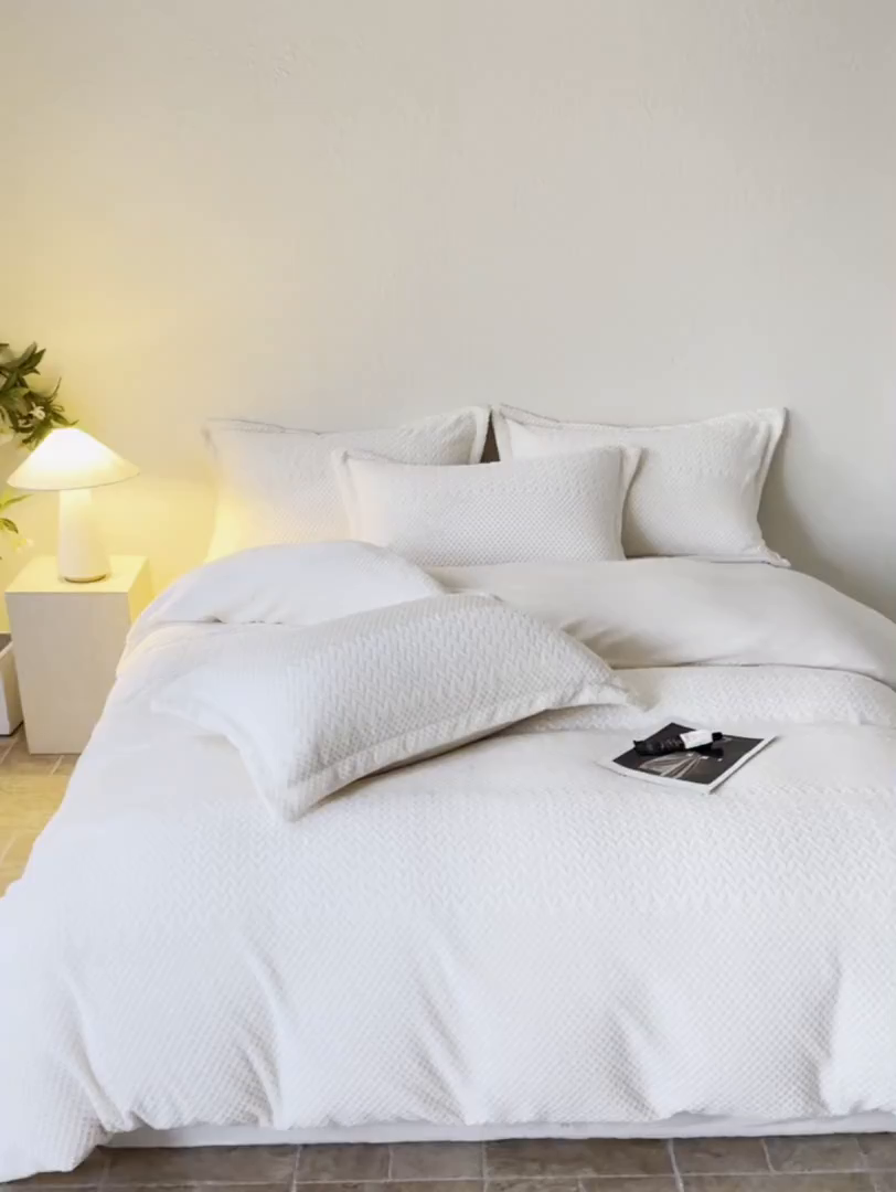 91家纺网 家纺一手货源 找家纺 源舍家纺 2025新款色织拼色编织提花轻奢牛奶绒四件套（场景二） 织锦-白露